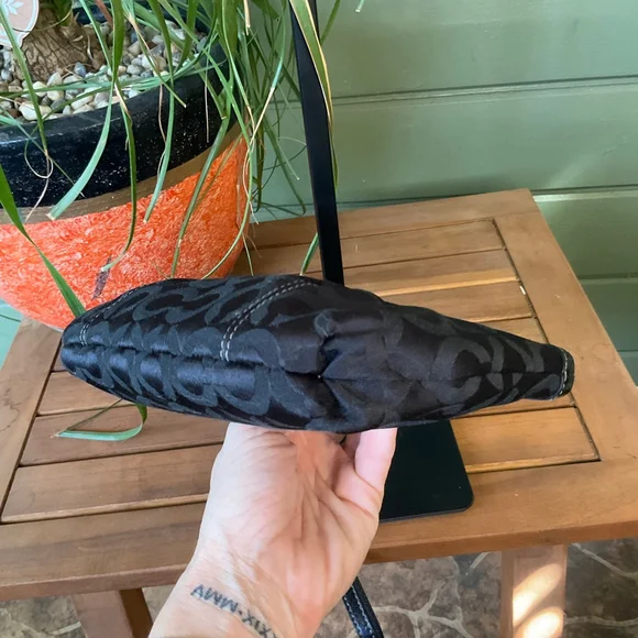 Coach Black Optic Signature C Clutch, Fits IPhone pro max, Purple Lining EUC - Picture 6 of 8